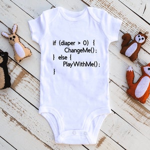 Peut inclure: Combinaison blanche pour bébé avec un texte noir qui dit "if (diaper > 0) { ChangeMe(); } else { PlayWithMe(); }"