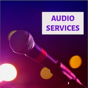 Peut inclure: Gros plan sur un microphone noir avec une tête en maille et une bande rouge. Le texte "AUDIO SERVICES" est en violet sur un rectangle blanc. L'arrière-plan est un dégradé de violet et de bleu.
