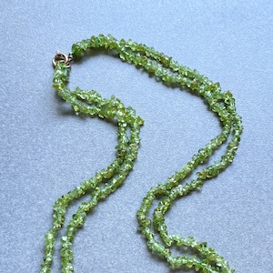 Encantador collar de dos hilos de cuentas de peridoto pulidas con cierre de oro de 14 k