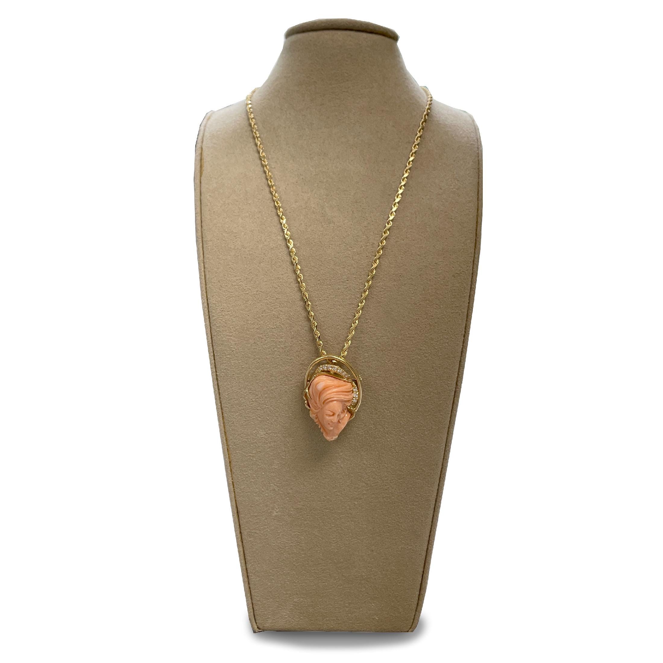 希少なヴィンテージ彫刻のエンジェルスキン コーラル カメオ ブローチ