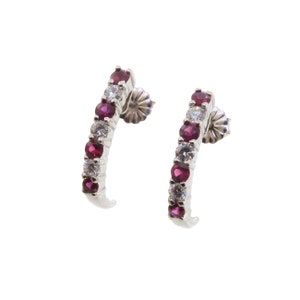 Pendientes de aro de rubíes y diamantes en oro blanco de 14k