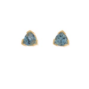 Zauberhafte leuchtend Blautopas Trillion Ohrstecker in 585er Gelbgold