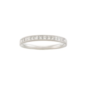 Anillo vintage de media eternidad con diamantes en oro blanco de 18 k