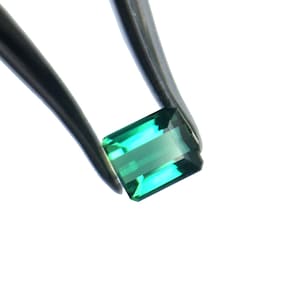 Tourmalina Rectangular Verde Hierba – 0.65 Carats