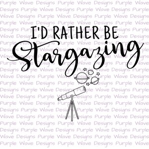 Könnte beinhalten: Schwarz-weiß-Illustration eines Teleskops, Planeten und Sterne mit dem Text "I'd rather be stargazing".