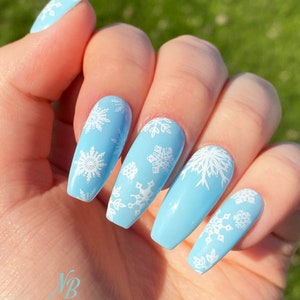 REUSABLE Snowflake Press on Nails | Nails | Winter Nails | Glue on nails | fake nails| press on nails | short nails |