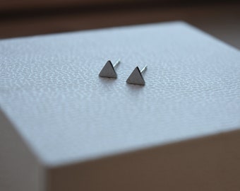 Triangle Stud Oorbellen, Tiny Triangle Studs, Sterling Zilveren Mini Oorbellen, Driehoek Studs, Kleine zilveren studs