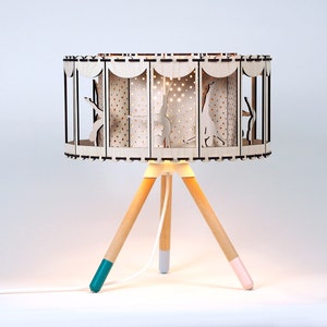 Spinning outlet shadow lantern
