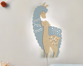 Lampe lama en bois avec cordon. Prise de chambre d’enfant dans l’applique murale. Veilleuse pour chambre à coucher ou chambre d'enfant. Couleurs personnalisées