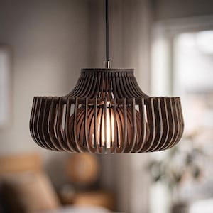 Könnte beinhalten: Eine moderne, braune Holz-Pendelleuchte. Die Leuchte hat ein einzigartiges Design mit vertikalen Holzlamellen, die einen Schirm um eine zentrale Glühbirne bilden. Die Leuchte hängt an einem schwarzen Kabel und beleuchtet den Raum.