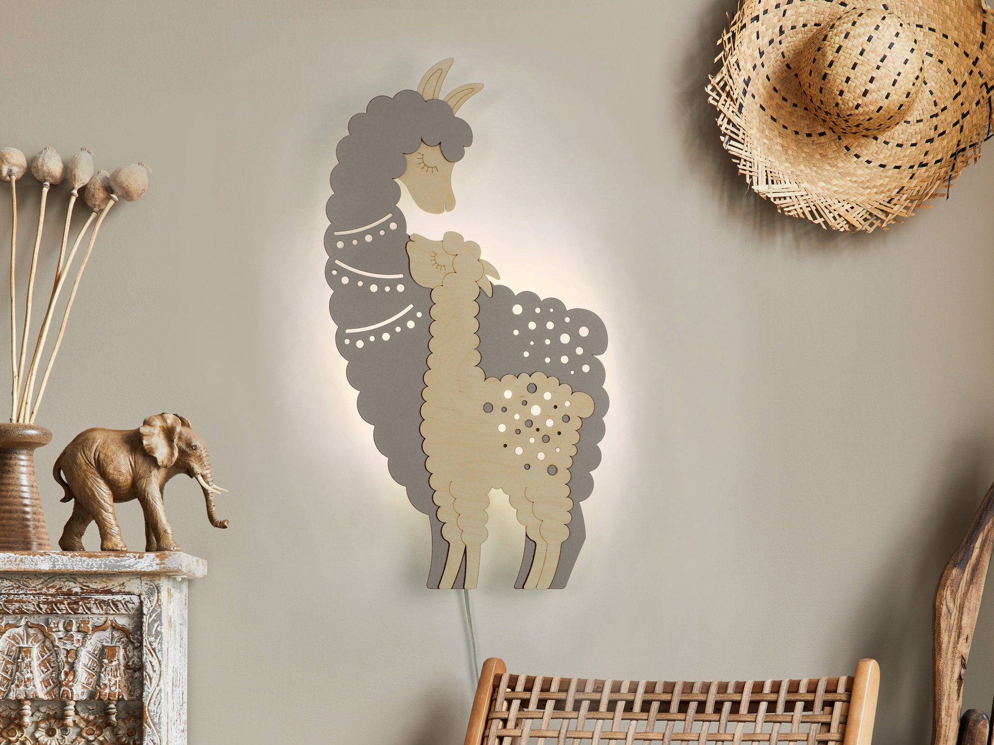 lampe animalière en bois, décor de chambre d'enfant fille, veilleuse décorative, applique murale scandinave.