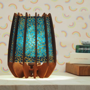 Lampada da tavolo retrò, luce notturna blu con spina e interruttore, paralume in carta fatta a mano. Crea un'atmosfera serena in soggiorno o camera da letto.