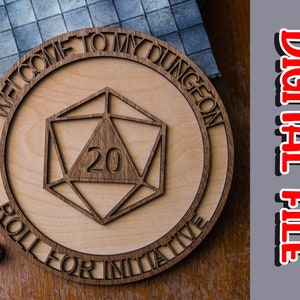 Puede incluir: Letrero de madera con el texto "WELCOME TO MY DUNGEON ROLL FOR INITIATIVE" alrededor de un dado D20. El número 20 está en el centro del dado. El letrero es de color marrón claro con detalles en marrón oscuro. Se anuncia un archivo digital.