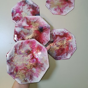 Decorative plates for candles or for wall mounting, as a decorative highlight, each one unique, made of epoxy resin on mirrors, resin art painting