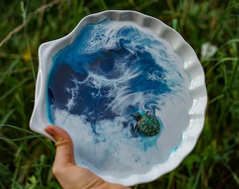 Decorative bowl with resin sea painting and hand-painted turtle in the shape of a shell, suitable as a ring bowl or for decoration, unique