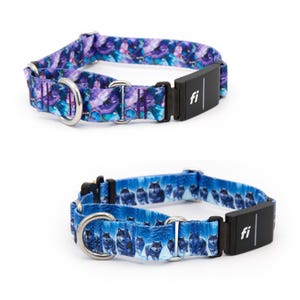 Puede incluir: Dos collares para perros. El collar superior tiene un patr&oacute;n abstracto p&uacute;rpura y azul. El collar inferior es azul con un dise&ntilde;o de manada de lobos. Ambos collares tienen una hebilla negra con las letras "fi" y un anillo de metal plateado.