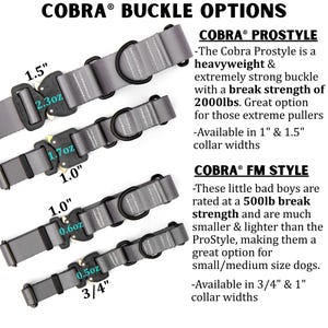 Puede incluir: Imagen de opciones de hebillas Cobra. La imagen muestra varias hebillas grises para collares de perro con diferentes anchos y resistencias. El Cobra Prostyle es una hebilla resistente con una resistencia a la rotura de 907 kg, disponible en anchos de 2,5 cm y 3,8 cm.