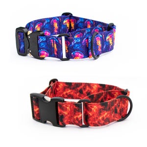 Puede incluir: Dos collares para perros. El collar superior presenta un fondo azul oscuro con medusas coloridas. El collar inferior tiene un patr&oacute;n de llamas rojo y naranja. Ambos collares tienen hebillas y anillas en D negras.