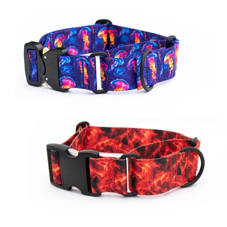 Puede incluir: Dos collares para perros. El collar superior presenta un fondo azul oscuro con medusas coloridas. El collar inferior tiene un patr&oacute;n de llamas rojo y naranja. Ambos collares tienen hebillas y anillas en D negras.