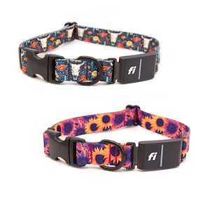 K&ouml;nnte beinhalten: Zwei Hundehalsb&auml;nder mit schwarzen Kunststoffschnallen und schwarzen Metall-D-Ringen. Das obere Halsband hat einen blauen Hintergrund mit wei&szlig;en Kuhsch&auml;deln und orangefarbenen Blumen. Das untere Halsband zeigt ein Muster aus orangefarbenen und violetten Sonnenblumen.