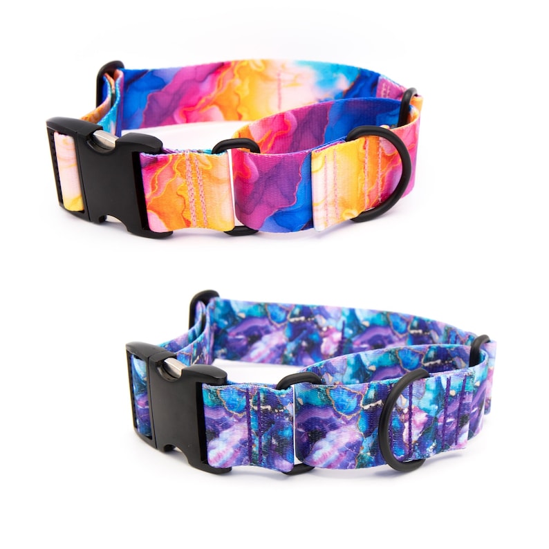 Puede incluir: Dos collares para perros con hebillas y anillas en D de pl&aacute;stico negro. Un collar presenta un vibrante dise&ntilde;o de acuarela en tonos naranja, amarillo, rosa, morado y azul. El otro collar tiene un patr&oacute;n de acuarela azul, morado y blanco.