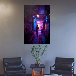 Puede incluir: Una persona camina por un callej&oacute;n estrecho y poco iluminado con luces de ne&oacute;n rosa y azul. El callej&oacute;n est&aacute; bordeado de edificios y plantas.