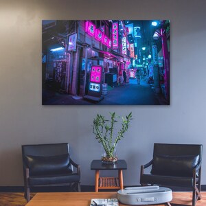 Puede incluir: Una fotograf&iacute;a de una calle estrecha y llena de luces de ne&oacute;n en Jap&oacute;n. La calle est&aacute; llena de tiendas y restaurantes, y las se&ntilde;ales est&aacute;n todas en japon&eacute;s. La calle est&aacute; llena de gente, y el ambiente es vibrante y en&eacute;rgico.