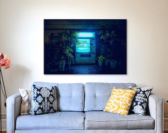 Póster Máquina expendedora japonesa bajo la lluvia de medianoche. Tarde oscura en el arte de la pared de Tokio.