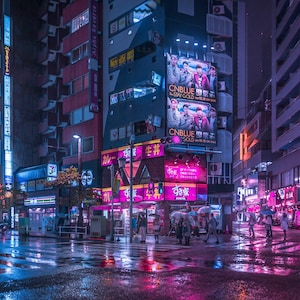 Pu&ograve; includere: Una scena di strada notturna a Tokyo, in Giappone, con insegne al neon e luci colorate che si riflettono sul marciapiede bagnato. La strada &egrave; fiancheggiata da edifici alti e ci sono persone che camminano sul marciapiede.