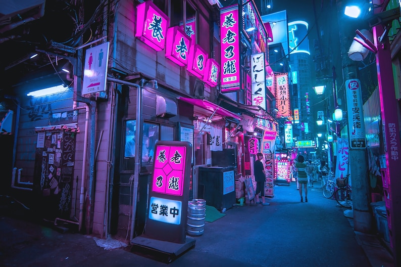 Puede incluir: Un callej&oacute;n estrecho y iluminado con ne&oacute;n en Jap&oacute;n con letreros en caracteres japoneses. Los letreros son de color rosa y morado y anuncian varios negocios. El callej&oacute;n est&aacute; bordeado de edificios y hay una persona caminando en la distancia.