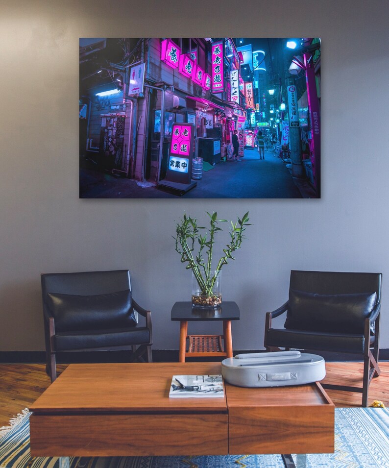 Puede incluir: Una fotograf&iacute;a de una calle estrecha y llena de luces de ne&oacute;n en Jap&oacute;n. La calle est&aacute; llena de tiendas y restaurantes, y las se&ntilde;ales est&aacute;n todas en japon&eacute;s. La calle est&aacute; llena de gente, y el ambiente es vibrante y en&eacute;rgico.