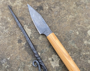 Juego de cubiertos medievales. Cuchillo y pico vikingo