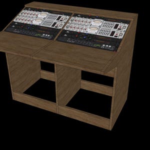 Puede incluir: Un escritorio de estudio de madera que integra dos consolas de mezcla de audio con paneles de control plateados, numerosos mandos, faders y medidores analógicos circulares. El escritorio tiene una superficie superior inclinada y una base abierta.