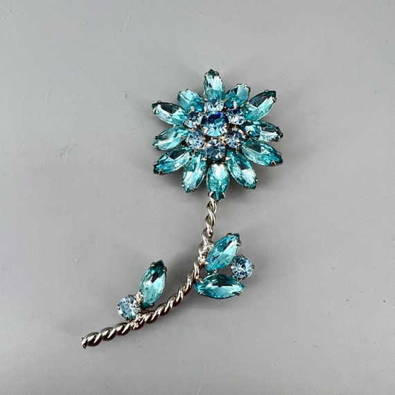 Ladies Crystal Rhinestone Flower Brooch – Alloy Metal Pin For Jackets, Blazers, Gifts