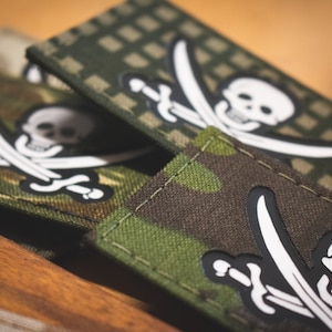 Toppa mimetica con bandiera pirata Jolly Roger