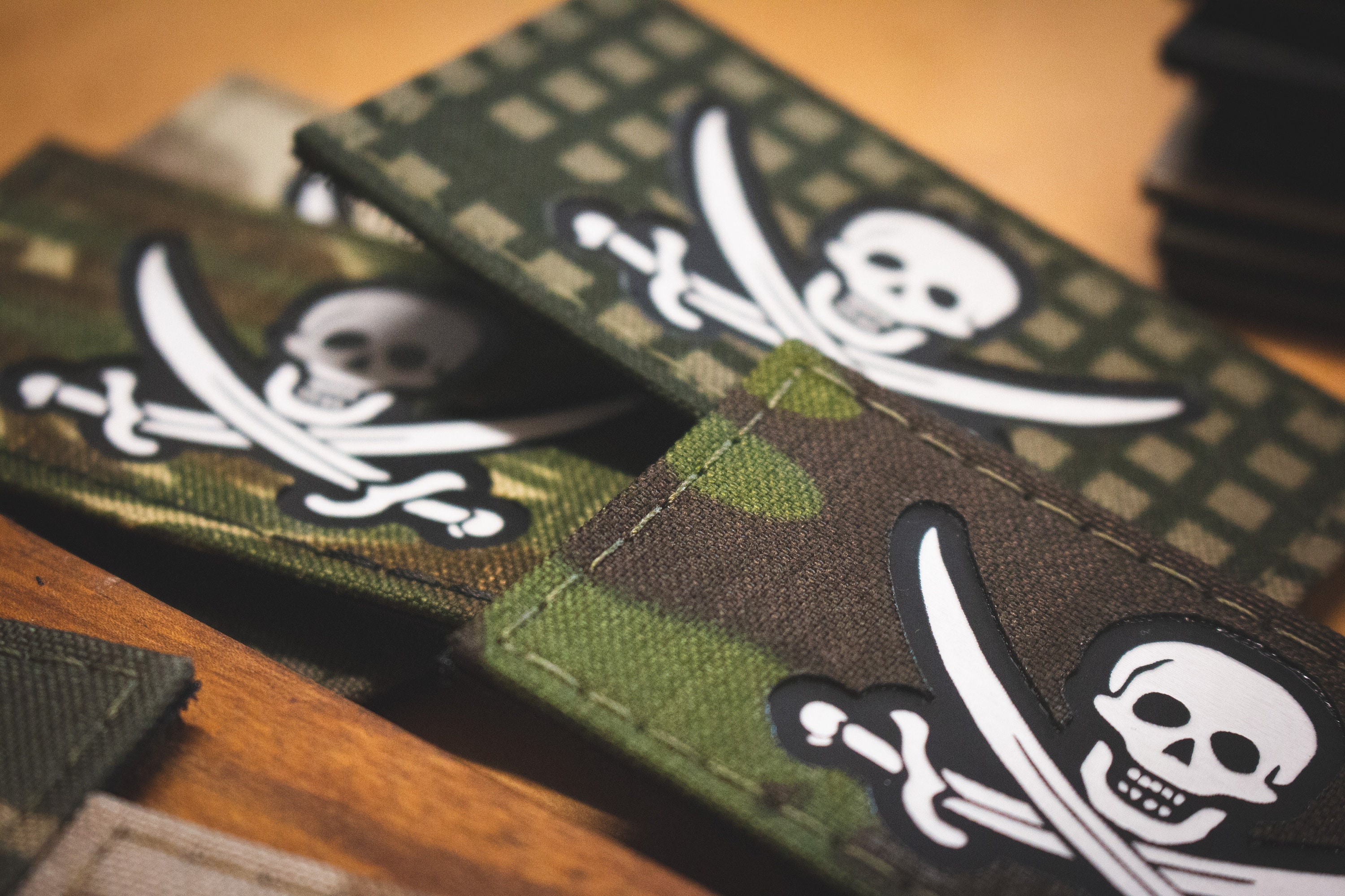 Boutique DIY┅ Hot Sale Pirate Flag Embroidered Hook Loop Patches Tactical  BADGE PATCH Skull Clothing Cloth Patch Stickers
