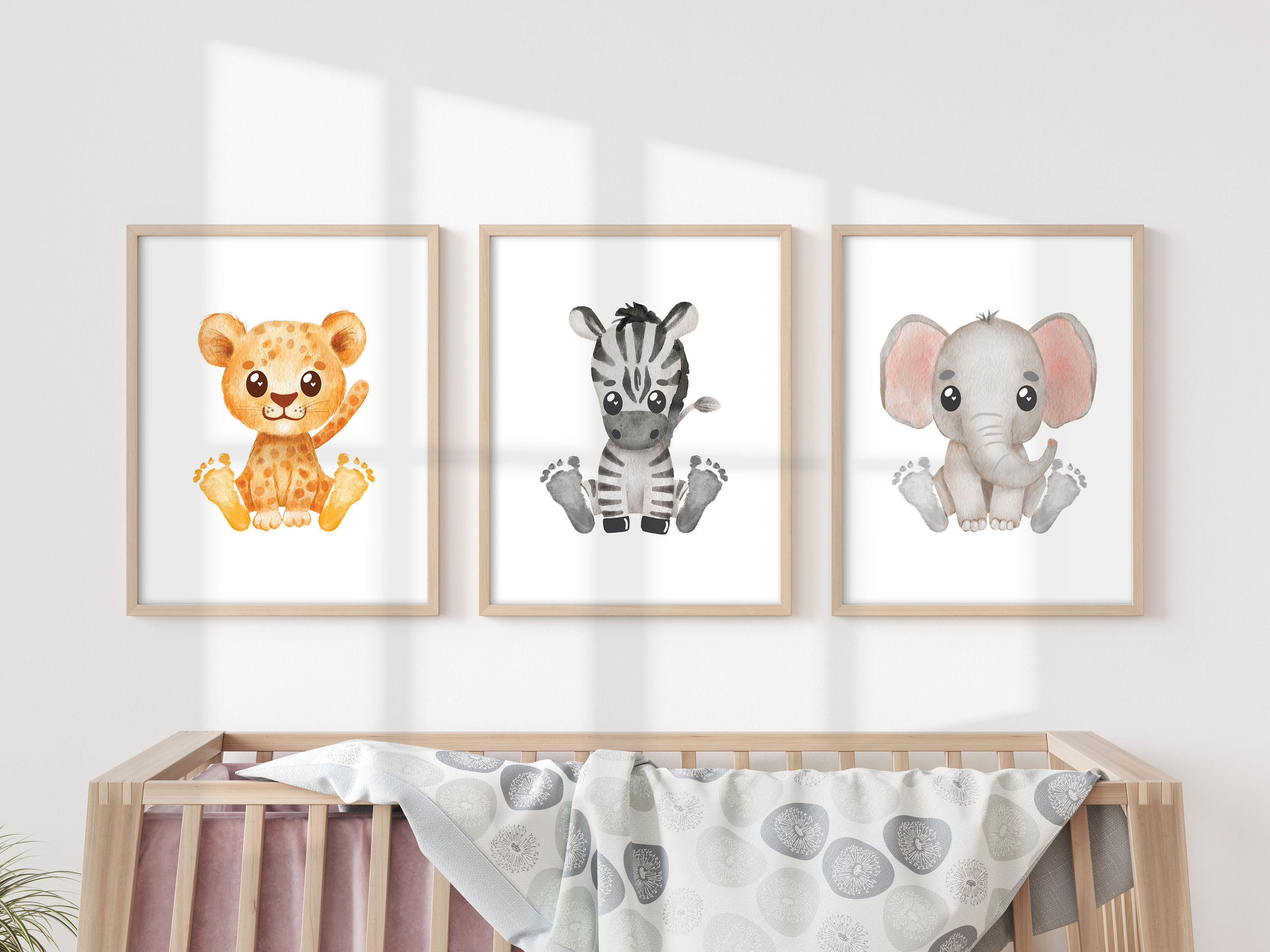 Kerstman Houdt Kleine Kittens Rond Geschenken Nacht Kerstkaart Als Een Symbool Van De Herinnering Aan De Geboorte Van De Verlosser 115879041