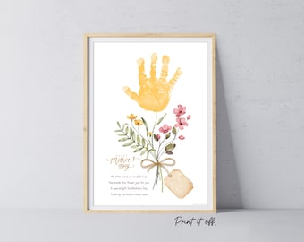 Puede incluir: Una huella de mano amarilla en forma de ramo de flores con flores rosas y amarillas. El texto dice "Feliz Día de la Madre. Mi pequeña mano es pequeña y verdadera. He hecho esta flor solo para ti. Un regalo especial para el Día de la Madre. Para traerte amor de todas las maneras."