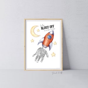 Artisanat d’art d’empreinte de main du Nouvel An / Bonne année Rocket Blast Off / Mains de bébés enfants en bas âge / Mémoire de carte d’impression souvenir / PRINT IT OFF 0818
