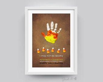 Puede incluir: Una huella de mano con forma de caramelo de maíz con el texto "I may not be spooky BUT I AM OH SO SWEET My handprint is a candy corn which makes it a PERFECT treat! HAPPY HALLOWEEN"