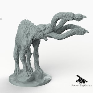 Puede incluir: Una miniatura gris y detallada de una criatura con un cuerpo humanoide, cuatro patas y tres cabezas de serpiente. La criatura está en posición de gruñido, con las cabezas levantadas y la boca abierta.