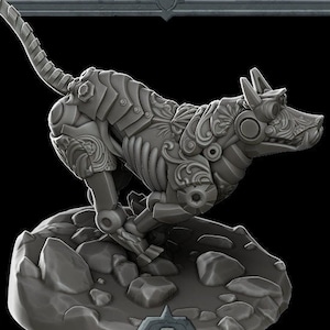 Puede incluir: Una detallada figura de metal gris de un perro de relojería con intrincados detalles y una base de roca texturizada. La figura está en posición de carrera con la cabeza girada hacia un lado. El texto "CLOCKWORK HOUND" está impreso en el lado derecho de la imagen.