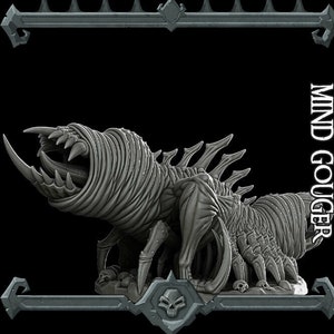 Puede incluir: Una miniatura detallada de una criatura monstruosa, impresa en 3D en gris, con una gran boca abierta y múltiples patas. La criatura está etiquetada como "MIND GOUGER".