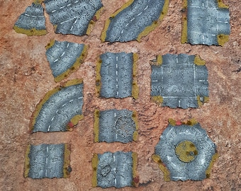 Pode incluir: Um conjunto de 11 peças de estrada imprimíveis e desgastadas para jogos de mesa. As peças são impressas em cartão e apresentam um aspeto realista e desgastado. As peças são perfeitas para criar um campo de batalha pós-apocalíptico ou urbano.
