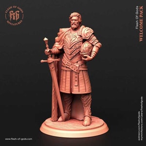 Puede incluir: Una figura miniatura detallada de un caballero con armadura completa, sosteniendo un casco en una mano y una espada en la otra. El caballero lleva una capa fluida y una armadura intrincada con un patrón decorativo. La figura está pintada en un color marrón rojizo y se encuentra sobre una base circular.