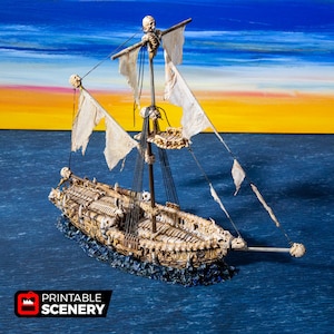 Può includere: Un modello di nave pirata scheletrica con vele stracciate e una figura di prua a forma di teschio. La nave è realizzata in materiale bianco simile all'osso ed è posizionata su uno sfondo di tramonto blu e arancione.