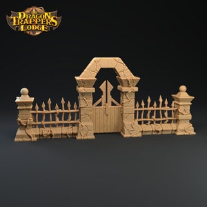 Peut inclure: Une arche en pierre miniature avec un portail en bois et une clôture en fer forgé. L'arche et la clôture sont recouvertes de vignes. Le texte "The Dragon Trappers Lodge" est visible au-dessus de l'arche.