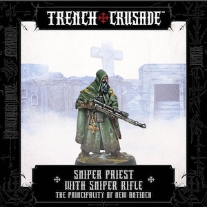 Może przedstawiać: Miniaturowa figurka Snajperskiego Kapłana z serii "Trench Crusade". Figurka ubrana jest w zielony płaszcz z kapturem i trzyma karabin snajperski. Tekst na obrazku brzmi "Sniper Priest with Sniper Rifle" i "The Principality of New Antioch."