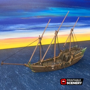 Può includere: Un modello di nave in legno con vele marroni e una figura di prua a forma di testa di drago verde. La nave è su uno sfondo di acqua blu e verde con un tramonto giallo e arancione sullo sfondo.