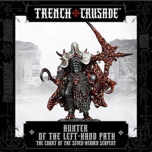 Peut inclure: Figurine miniature d'un guerrier de la série "Trench Crusade". La figurine porte une armure argentée et une cape à capuche, tenant une lame incurvée. La cape est ornée d'un motif rouge d'aspect organique. Le texte "Hunter of the Left Hand Path" est visible.